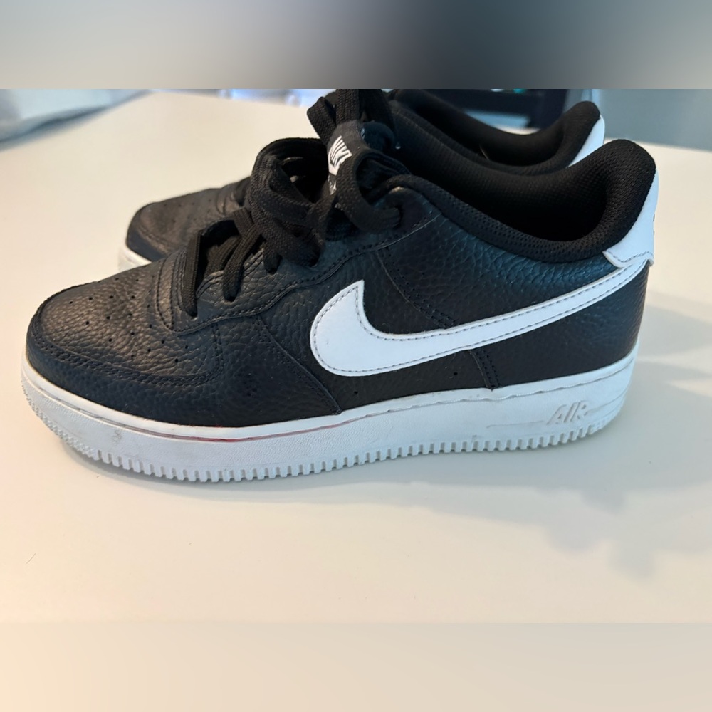 Nike Air Force 1 black/‎ white youth 6.5 (fits women’s 8-8.5) - Picture 10 of 10